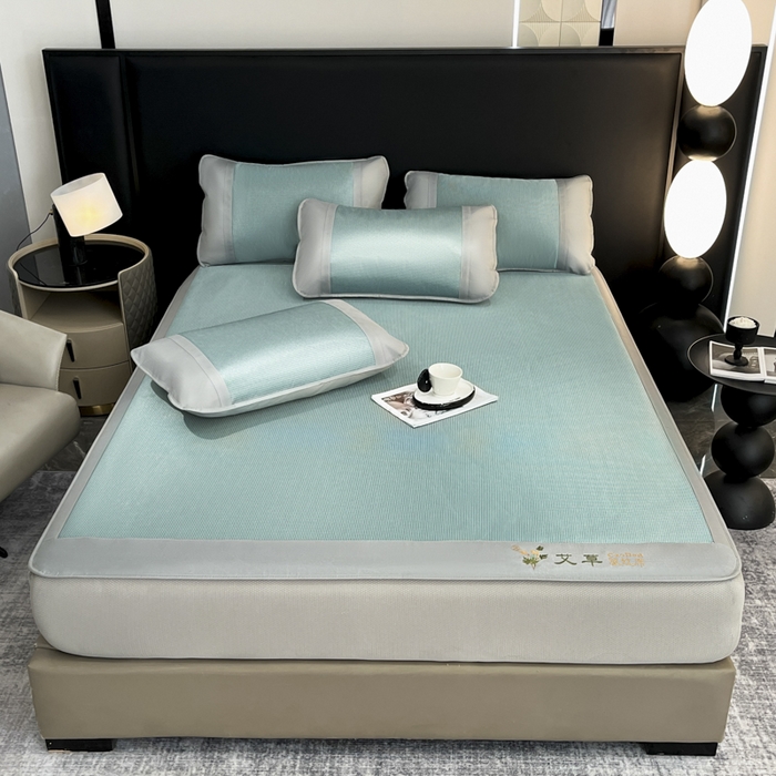 91家纺网 家纺一手货源 找家纺 阿亮家居 2025新款刺绣可水洗碳光冰丝席宽包边无纺布冰丝席艾香系列 艾草千鸟格床笠款绿色