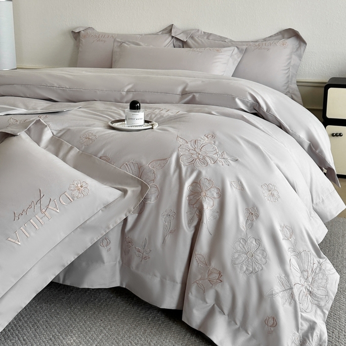 91家纺网 家纺一手货源 找家纺 金牛座家纺 2025新款新疆长绒棉全棉刺绣四件套-花黛系列【配高档礼盒】 花黛-浅灰