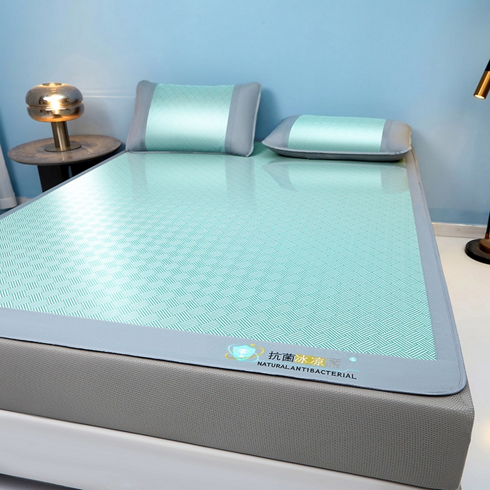 91家纺网 家纺一手货源 找家纺 阿亮家居 2025新款凉席抗菌三明治可水洗碳光冰丝席宽边刺绣冰丝席 思绪 薄荷绿-床笠款