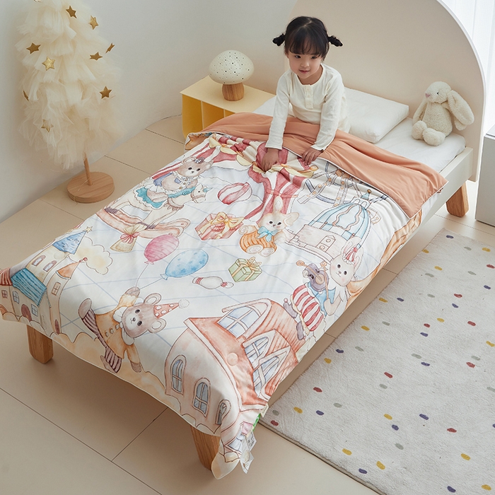 91家纺网 家纺一手货源 找家纺 荷马之梦 2025新款A类原创手绘风针织棉凉感大豆儿童夏被 马戏团