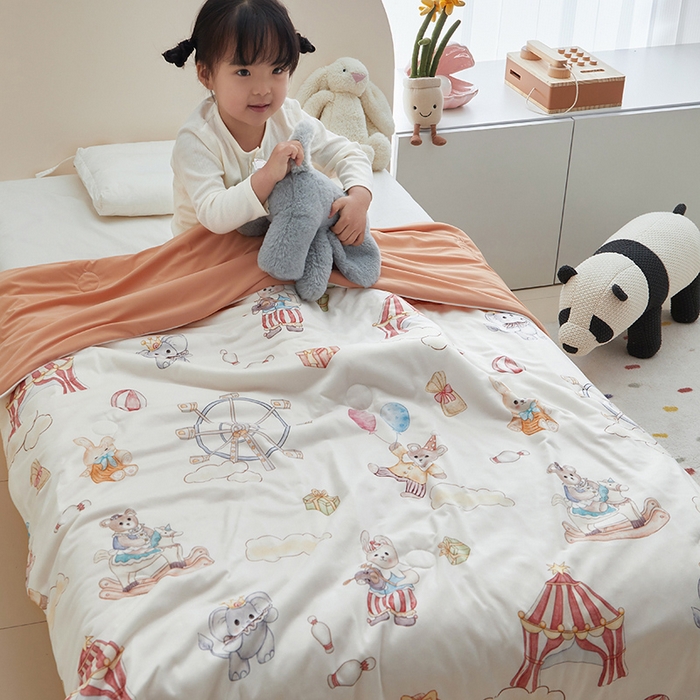 91家纺网 家纺一手货源 找家纺 荷马之梦 2025新款A类原创手绘风针织棉凉感大豆儿童夏被 马戏团B