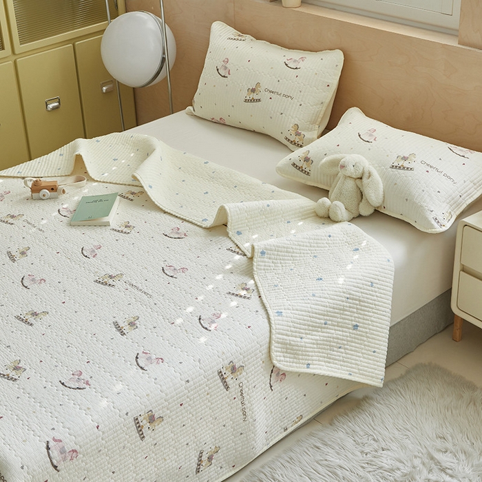 91家纺网 家纺一手货源 找家纺 舒居家纺 2025新款双面全棉酵素砂洗床盖 爱心木马