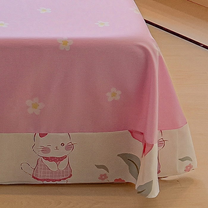 91家纺网 家纺一手货源 找家纺 拾物记 2025新款A类无荧光全喷气12868全棉B版单床单 花欣猫趣-粉B版