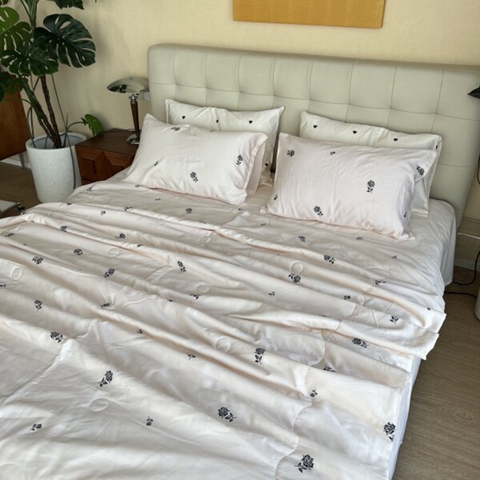 91家纺网 家纺一手货源 找家纺 棉生活家纺 2025新款ins小清新水洗冰丝夏被四件套 玫瑰园 香槟色