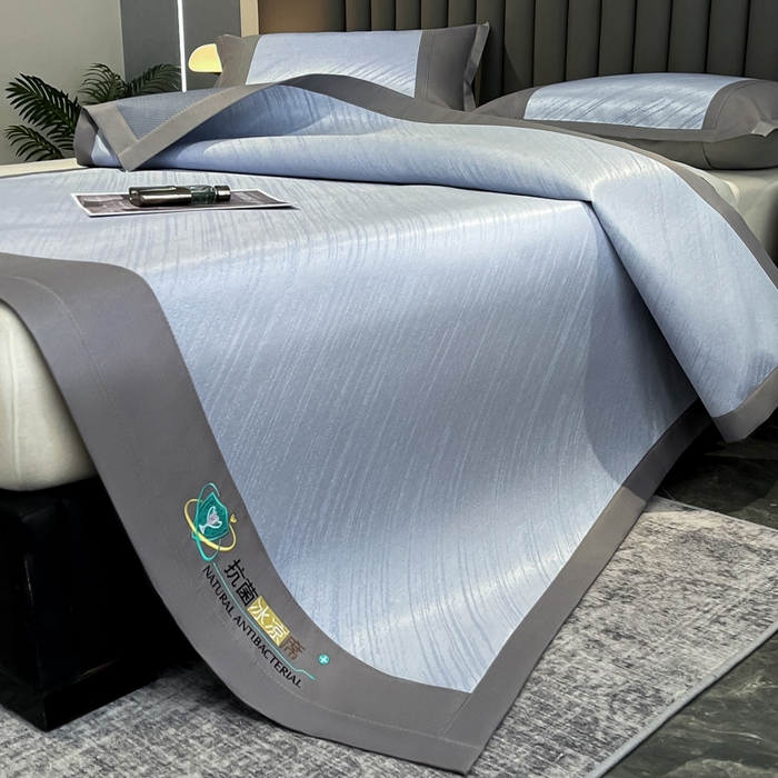 91家纺网 家纺一手货源 找家纺 阿亮家居 2025新款凉席冰丝席三明治宽包边刺绣款粗冰丝凉席 流星雨-紫灰