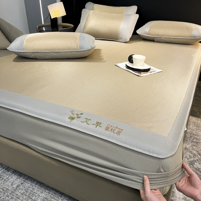 91家纺网 家纺一手货源 找家纺 阿亮家居 2025新款刺绣可水洗碳光冰丝席宽包边无纺布冰丝席艾香系列 艾草千鸟格床笠款咖色