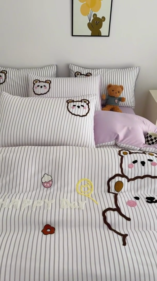 91家纺网 家纺一手货源 找家纺 闲鱼家纺 2025新款时尚亲肤贴布绣毛巾绣条纹四件套-萌趣小熊 条纹浅紫