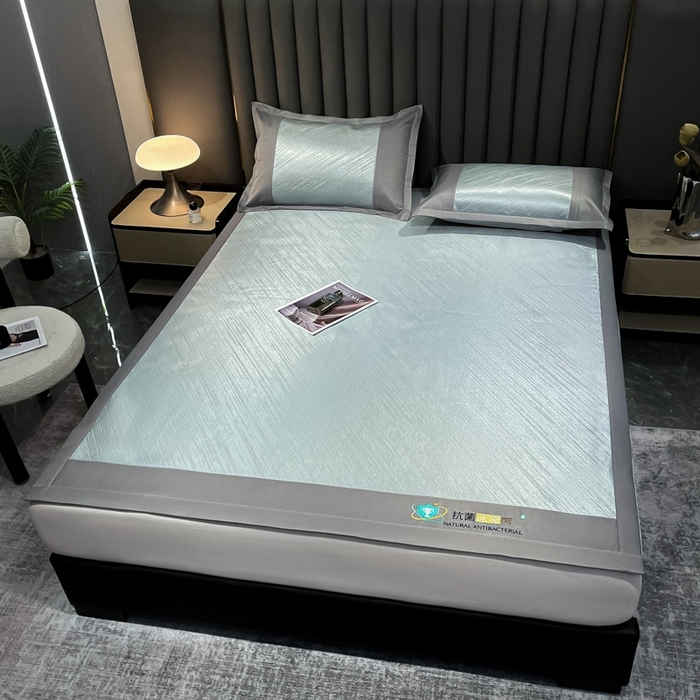 91家纺网 家纺一手货源 找家纺 阿亮家居 2025新款凉席冰丝席三明治宽包边刺绣款粗冰丝凉席 流星雨-灰