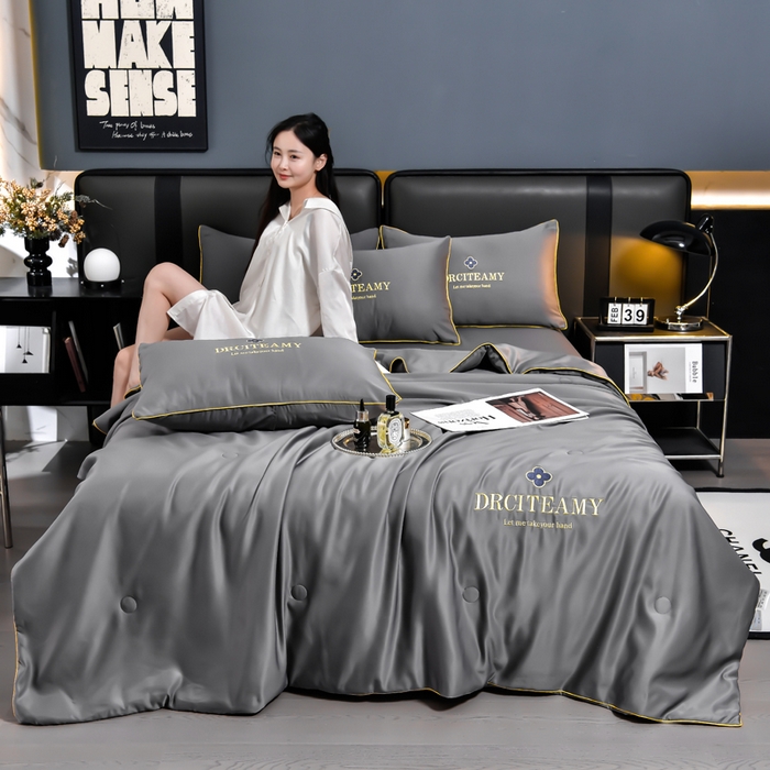 91家纺网 家纺一手货源 找家纺 伊梵居 2025新款水洗真丝刺绣夏被四件套 梵花-高级灰