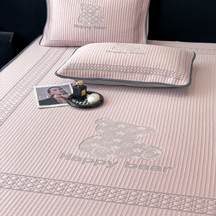 91家纺网 家纺一手货源 找家纺 首尔家纺 2025新款大版凉感丝凉席 快乐熊-粉