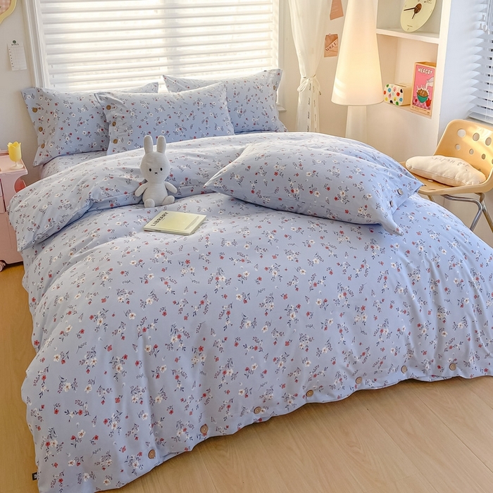 91家纺网 家纺一手货源 找家纺 星窝家纺 2025新款纽扣款水洗棉印花四件套 花上枝蓝