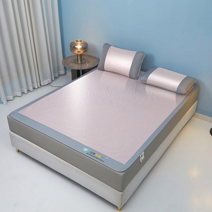 91家纺网 家纺一手货源 找家纺 阿亮家居 2025新款凉席抗菌三明治可水洗碳光冰丝席宽边刺绣冰丝席 思绪 树莓粉-床笠款