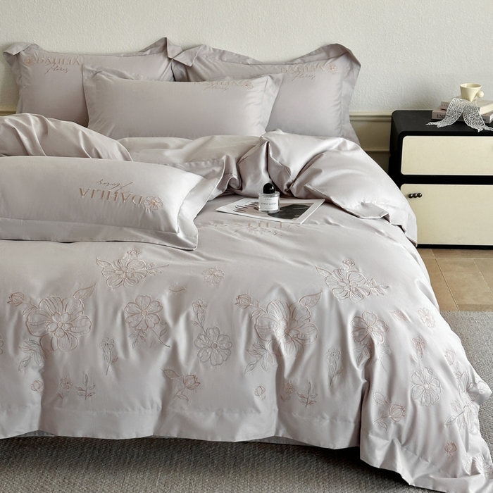 91家纺网 家纺一手货源 找家纺 金牛座家纺 2025新款新疆长绒棉全棉刺绣四件套-花黛系列【配高档礼盒】 花黛-浅灰