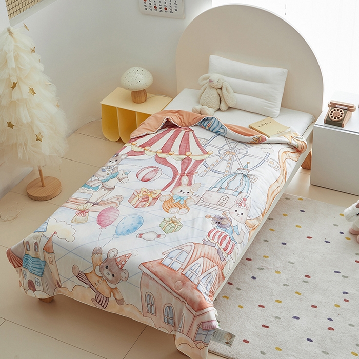 91家纺网 家纺一手货源 找家纺 荷马之梦 2025新款A类原创手绘风针织棉凉感大豆儿童夏被 马戏团