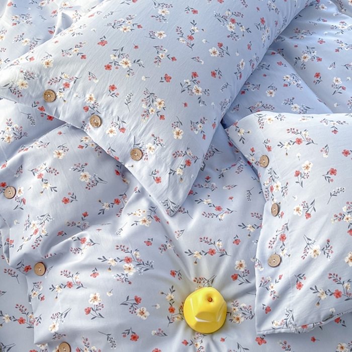91家纺网 家纺一手货源 找家纺 星窝家纺 2025新款纽扣款水洗棉印花四件套 花上枝蓝