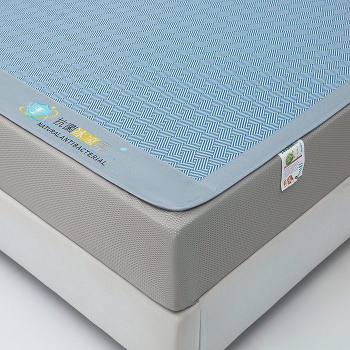 91家纺网 家纺一手货源 找家纺 2025新款凉席抗菌三明治可水洗碳光冰丝席宽边刺绣冰丝席 思绪 静谧蓝-床笠款