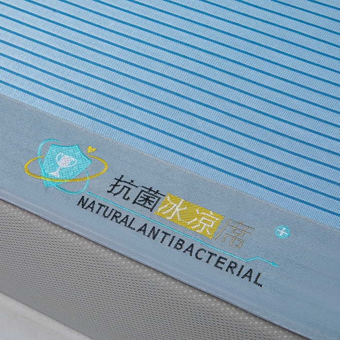 91家纺网 家纺一手货源 找家纺 2025新款凉席抗菌三明治可水洗碳光冰丝席宽边刺绣冰丝席 素夏 静谧蓝-床笠款