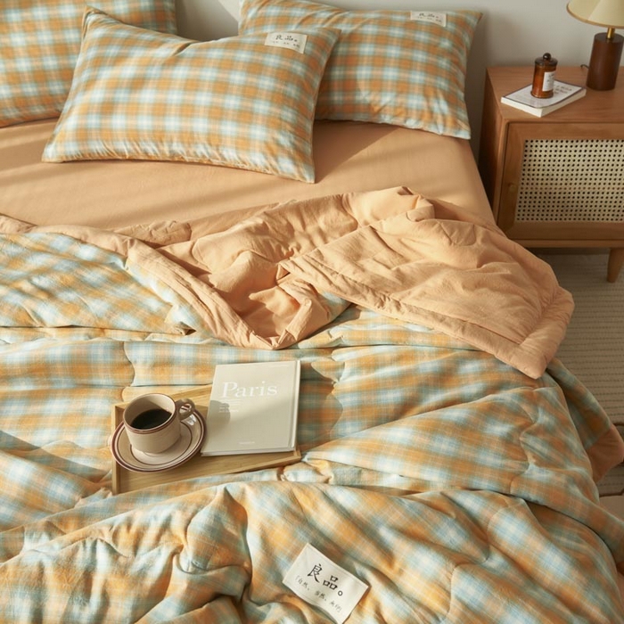 91家纺网 家纺一手货源 找家纺 寐绸家纺 2025新款纯棉水洗棉无印风新疆棉花夏被四件套 蜜橘格