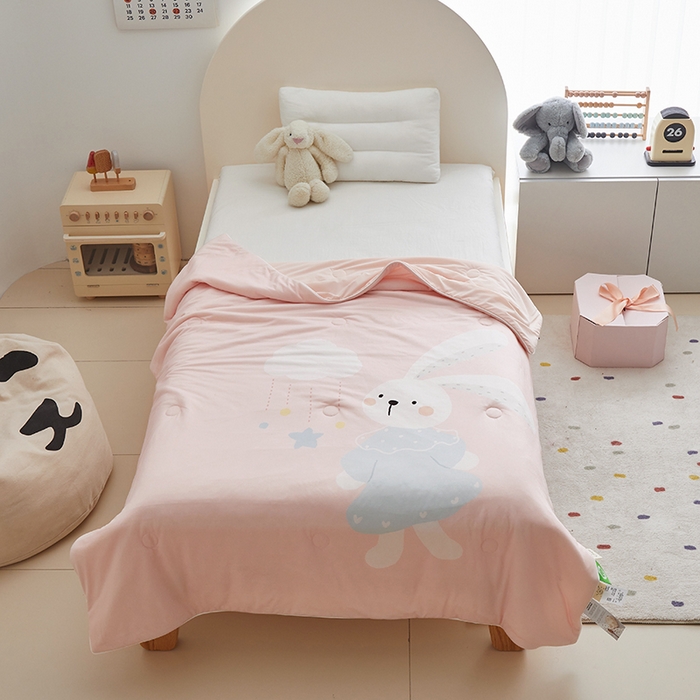 91家纺网 家纺一手货源 找家纺 荷马之梦 2025新款大版针织棉凉感丝AB版大豆儿童夏被 蓝风铃兔