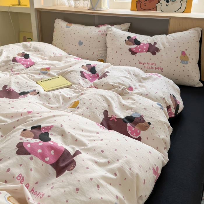 91家纺网 家纺一手货源 找家纺 冕悠家纺 2025新款A类高克重糯叽叽超柔糯水洗棉印花四件套 蛋糕奶狗