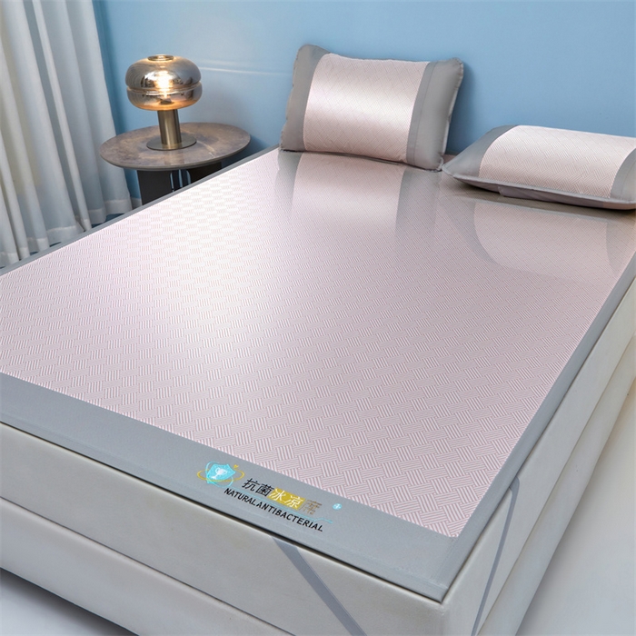 91家纺网 家纺一手货源 找家纺 2025新款凉席抗菌三明治可水洗碳光冰丝席宽边刺绣冰丝席 思绪 树莓粉-床席款