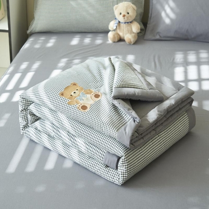 91家纺网 家纺一手货源 找家纺 （总）寐绸家纺 2025新款纯棉水洗棉微米格小熊款大豆纤维夏被四件套