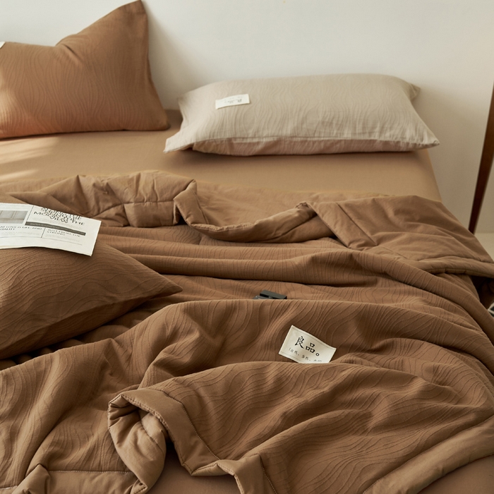 91家纺网 家纺一手货源 找家纺 寐绸家纺 2025新款纯棉水洗棉三层提花大豆纤维夏被四件套 曲线条-中咖