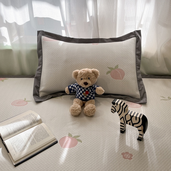 91家纺网 家纺一手货源 找家纺 孩子王家纺 2025新款冰丝席提花冰豆豆系列床单床笠 桃桃