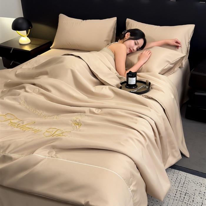 91家纺网 家纺一手货源 找家纺 卡罗兰 2025新款水洗天丝夏凉被空调被水洗真丝夏被四件套-森旅迷鹿 森旅迷鹿-香槟金