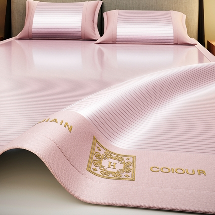 91家纺网 家纺一手货源 找家纺 孩子王家纺 2025凉感冰丝藤席凉席席子-英文条纹席 千禧粉