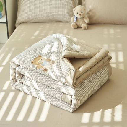 91家纺网 家纺一手货源 找家纺 （总）寐绸家纺 2025新款纯棉水洗棉微米格小熊款大豆纤维夏被四件套