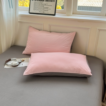 91家纺网 家纺一手货源 找家纺 冕悠家纺 2025新款A类105克超柔褶皱水洗棉拼色四件套-单被套 樱花粉+岩灰