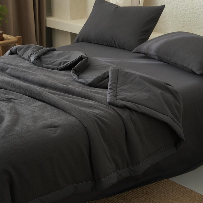 91家纺网 家纺一手货源 找家纺 寐绸家纺 2025新款纯棉水洗棉三层提花大豆纤维夏被四件套 肌理纹夏被-暗灰