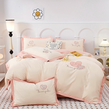 91家纺网 家纺一手货源 找家纺 （总）卡迪亚家纺 2025新款加厚柔肤棉贴布绣宽边双拼刺绣四件套-满心花园