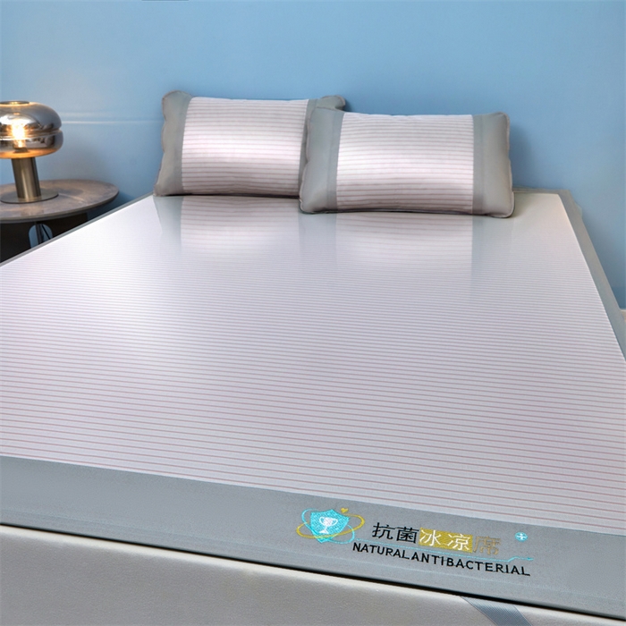 91家纺网 家纺一手货源 找家纺 2025新款凉席抗菌三明治可水洗碳光冰丝席宽边刺绣冰丝席 素夏 树莓粉-床席款