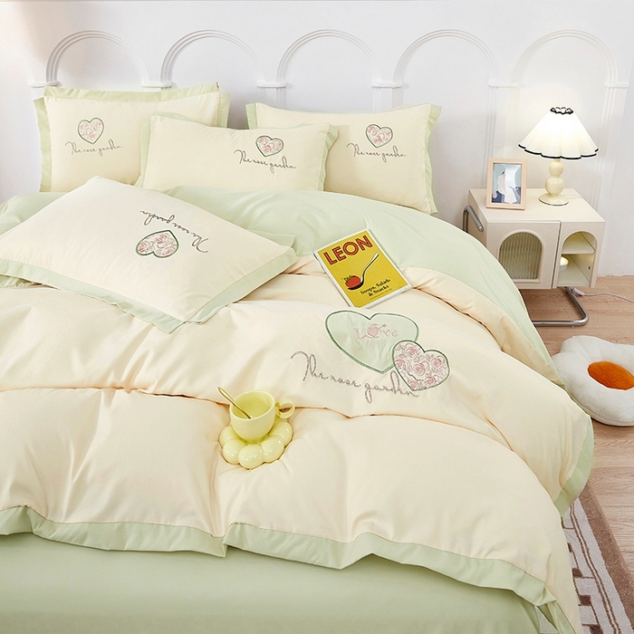 91家纺网 家纺一手货源 找家纺 卡迪亚家纺 2025新款加厚柔肤棉贴布绣宽边双拼刺绣四件套-满心花园 满心花园-抹茶绿