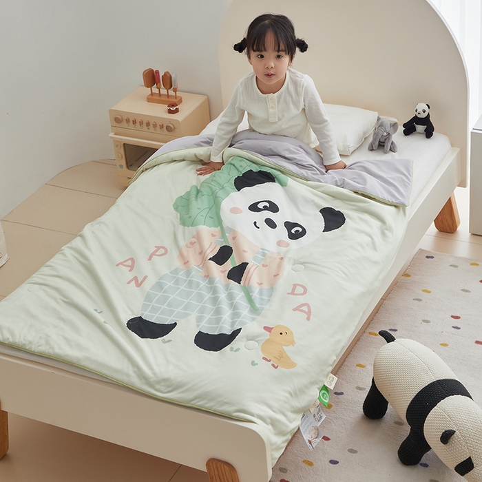 91家纺网 家纺一手货源 找家纺 荷马之梦 2025新款大版针织棉凉感丝AB版大豆儿童夏被 荷叶熊猫