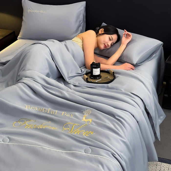 91家纺网 家纺一手货源 找家纺 卡罗兰 2025新款水洗天丝夏凉被空调被水洗真丝夏被四件套-森旅迷鹿 森旅迷鹿-绅士灰