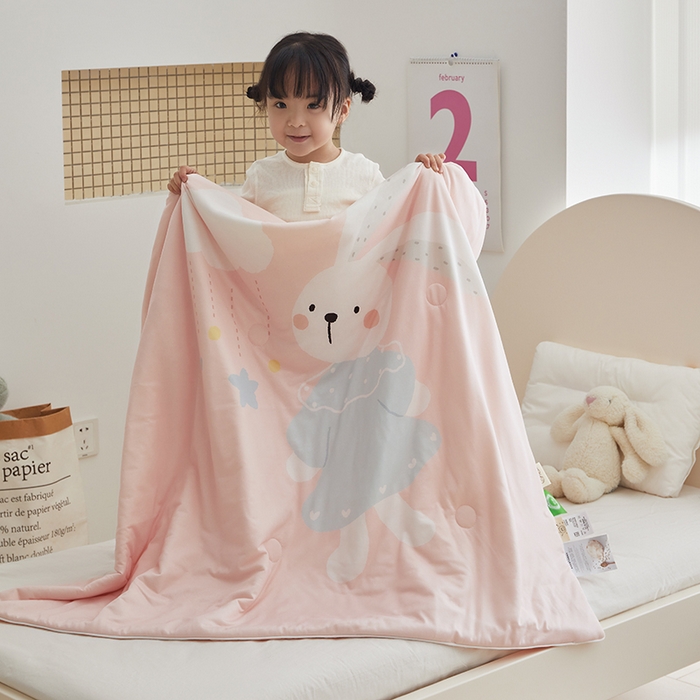 91家纺网 家纺一手货源 找家纺 荷马之梦 2025新款大版针织棉凉感丝AB版大豆儿童夏被 蓝风铃兔