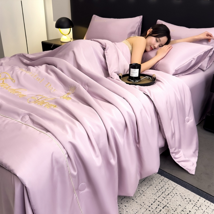 91家纺网 家纺一手货源 找家纺 卡罗兰 2025新款水洗天丝夏凉被空调被水洗真丝夏被四件套-森旅迷鹿 森旅迷鹿-香芋紫