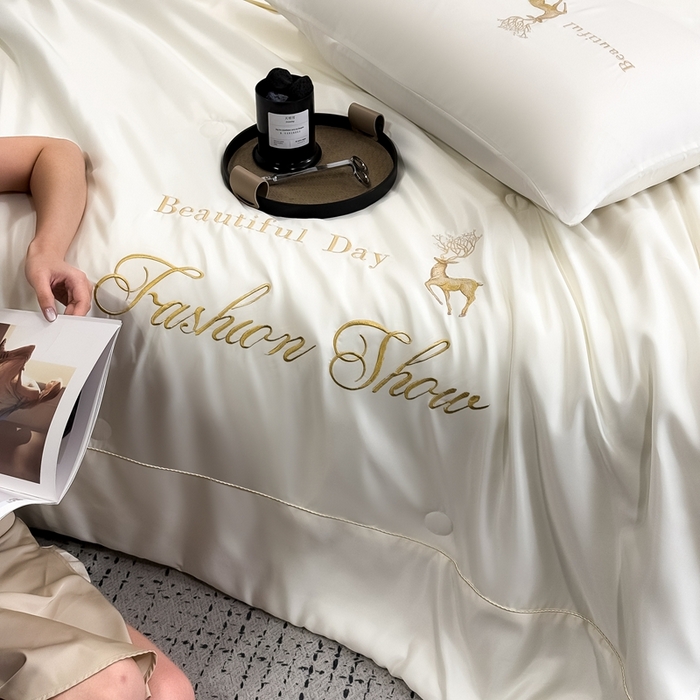 91家纺网 家纺一手货源 找家纺 卡罗兰 2025新款水洗天丝夏凉被空调被水洗真丝夏被四件套-森旅迷鹿 森旅迷鹿-奶昔白