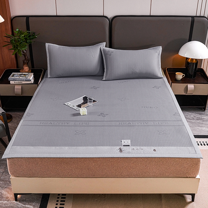 91家纺网 家纺一手货源 找家纺 梵克保罗 2025新款7A抗菌母婴级纯乙纶PE刺绣凉感丝豆豆席 四叶花-灰