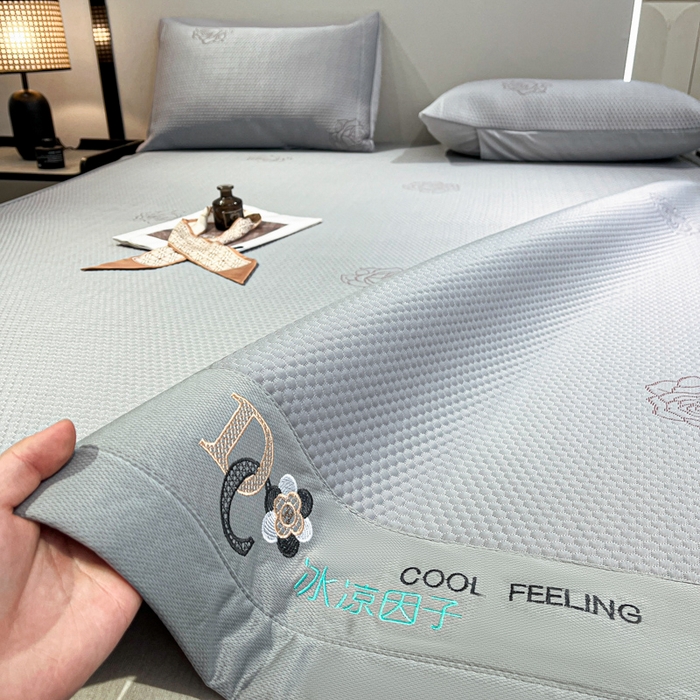 91家纺网 家纺一手货源 找家纺 阿亮家居 2025新款刺绣款凉豆豆凉席 凉豆豆-玫瑰灰色