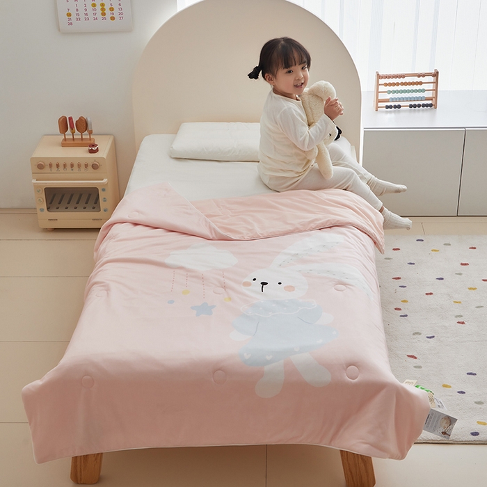 91家纺网 家纺一手货源 找家纺 荷马之梦 2025新款大版针织棉凉感丝AB版大豆儿童夏被 蓝风铃兔