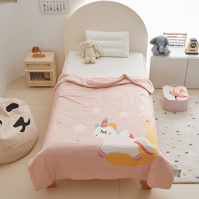 91家纺网 家纺一手货源 找家纺 荷马之梦 2025新款大版针织棉凉感丝AB版大豆儿童夏被 月亮独角兽