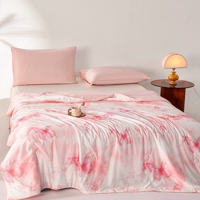 91家纺网 家纺一手货源 找家纺 缔锦家纺 2025新款凉感丝印花夏被 蝶恋-优雅粉