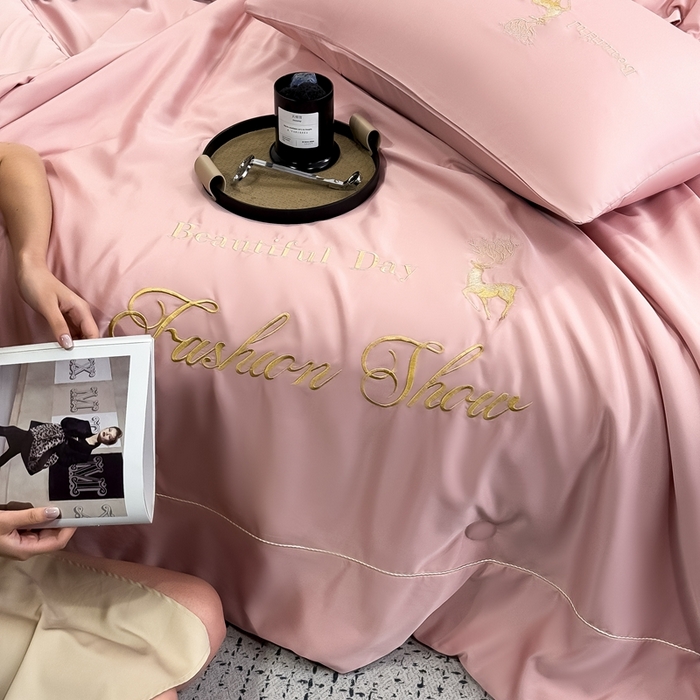 91家纺网 家纺一手货源 找家纺 卡罗兰 2025新款水洗天丝夏凉被空调被水洗真丝夏被四件套-森旅迷鹿 森旅迷鹿-樱花粉