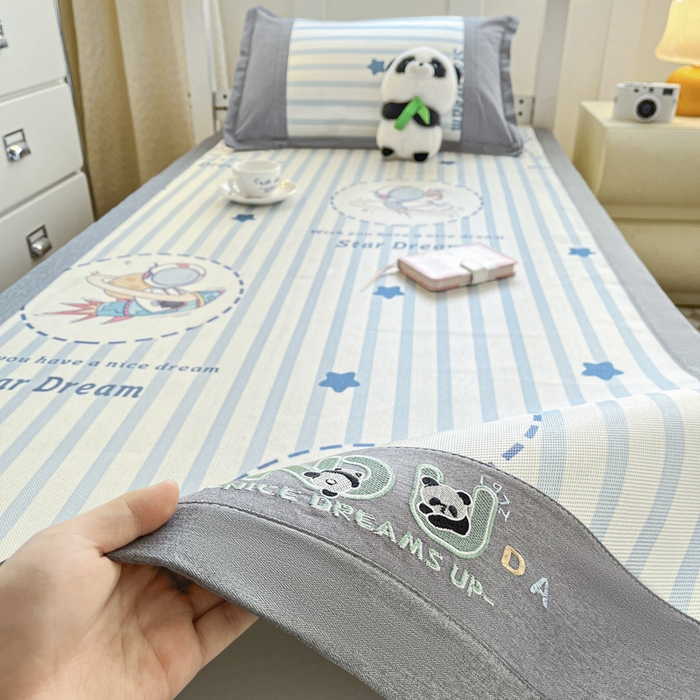 91家纺网 家纺一手货源 找家纺 2025新款印花冰藤凉席-学生款 太空人