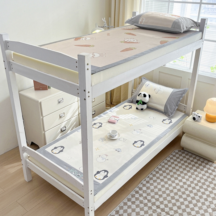 91家纺网 家纺一手货源 找家纺 2025新款印花冰藤凉席-学生款 小企鹅