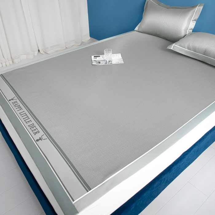 91家纺网 家纺一手货源 找家纺 阿亮家居 2025新款A类母婴级1800D碳光小鹿冰丝席凉席 冰川灰